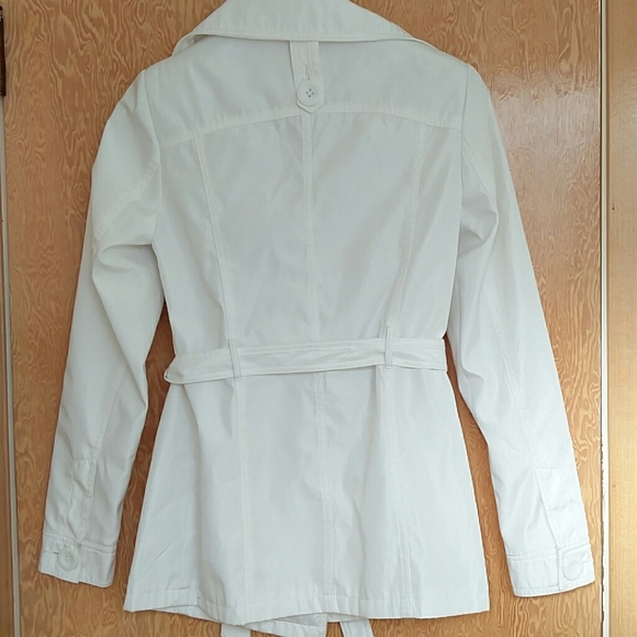 Suzy Shier | White trench coat with tie - Picture 3 of 3
